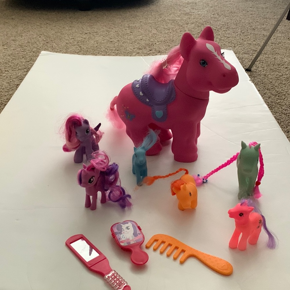 My little pony bundle, include seven ponies, a brush or comb and a mirror